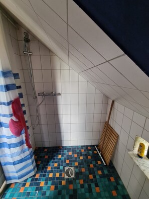 Shower, hair dryer, towels, soap - The Kirsche - Rustic sleeping barrel in East Frisia (Holtgast)