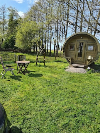 Outdoor dining. The Kirsche - Rustic sleeping barrel in East Frisia