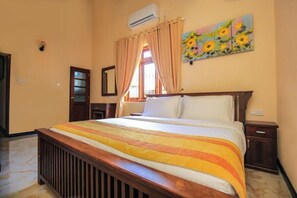 4 bedrooms, iron/ironing board, WiFi, bed sheets - 4-bedroom villa in Negombo situated in a safety environment with WiFi,A/C.  (Negombo)