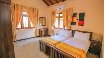 4 habitaciones, tabla de planchar con plancha, wifi y ropa de cama