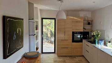 Een koelkast, een microgolfoven, een oven, een kookplaat