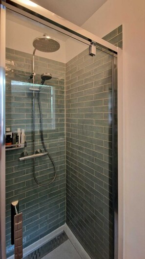 Douche, sĂšche-cheveux, serviettes fournies, savon