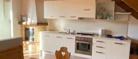 Fridge, oven, stovetop, coffee/tea maker