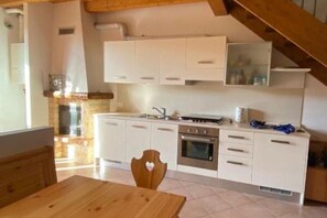 Fridge, oven, stovetop, coffee/tea maker