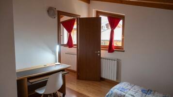2 bedrooms, desk, iron/ironing board, free WiFi