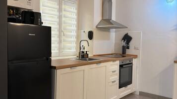 Fridge, oven, stovetop, dishwasher