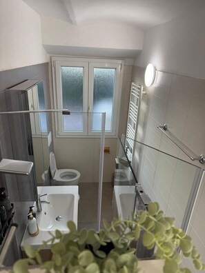 Douche, sèche-cheveux, bidet, serviettes fournies