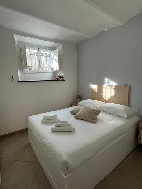 1 habitación, escritorio, tabla de planchar con plancha y wifi gratis 