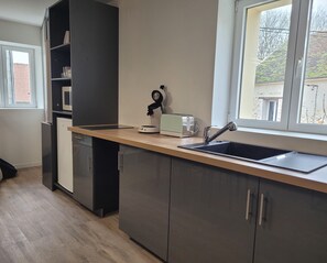 Réfrigérateur, micro-ondes, plaque de cuisson, lave-vaisselle