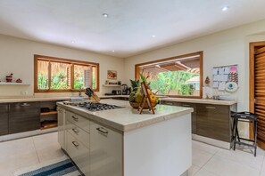 Frigorífico, microondas, horno y placa de cocina