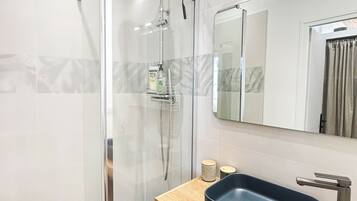 Douche, sĂšche-cheveux, serviettes fournies, savon