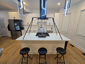 Microwave, oven, stovetop, dishwasher - Charming 4-bedroom house with WiFi, AC in superb Chicago Chatham (Chicago)