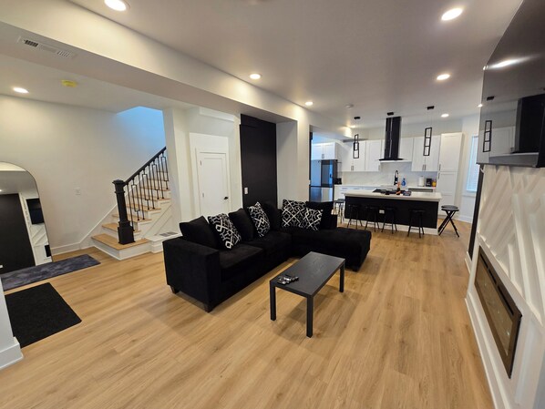 Smart TV, fireplace - Charming 4-bedroom house with WiFi, AC in superb Chicago Chatham (Chicago)