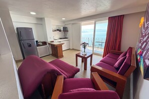 Premium-íbúð - svalir - sjávarsýn | Einkaeldhús | Ísskápur í fullri stærð, örbylgjuofn, kaffivél/teketill, matarborð