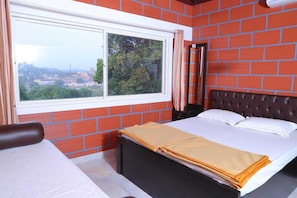Tripla Comfort, balcone, vista fiume | Una scrivania