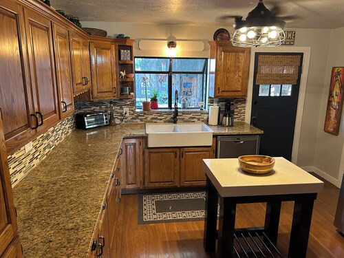 Charming farmhouse with WiFi and AC in enchanting Toquerville