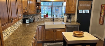 Charming farmhouse with WiFi and AC in enchanting Toquerville