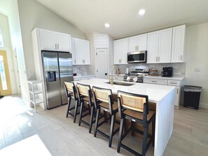 Fridge, microwave, oven, stovetop - Mickey's Margarita Villa - Disney Pool Home (Davenport)