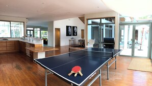 Games room - North shore room with pool in tropical garden next to beach & Browns Bay village (Auckland)