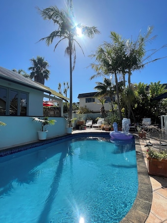 Pool. North shore room with pool in tropical garden next to beach & Browns Bay village