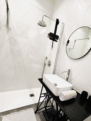 Dusche, Haartrockner, Bidet, Seife
