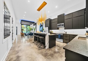 Refrigerador, microondas, horno, placa de cocina
