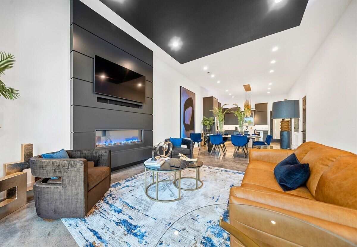 Smart TV, fireplace