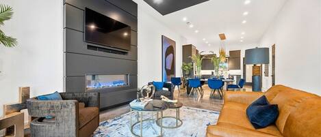 Smart TV y chimenea
