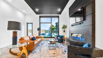 Smart TV, fireplace