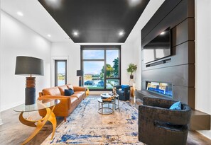 Smart TV, fireplace