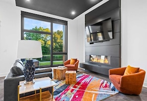 Smart TV, fireplace