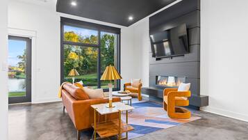 Smart TV, fireplace