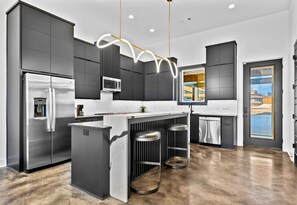 Refrigerador, microondas, horno, placa de cocina