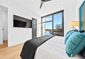 4 bedrooms, iron/ironing board, free WiFi, bed sheets - Modern Retreat with Rooftop and Lake Access (Hot Springs)