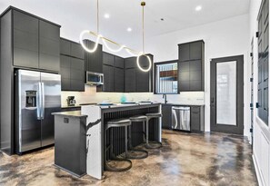 Fridge, microwave, oven, stovetop - Modern Retreat with Rooftop and Lake Access (Hot Springs)