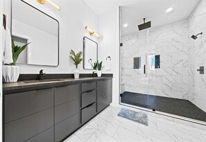 Douche, séchoir à cheveux, serviettes fournies