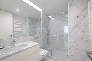 Haartrockner, Handtücher, Seife, Shampoo