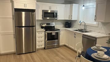 Geladeira, micro-ondas, fogão, cooktop
