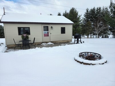 Cozy 1-bedroom cottage on a horse farm 15 minutes from Traverse City