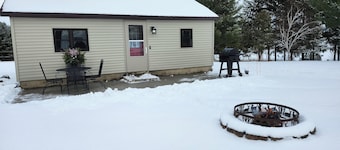 Cozy 1-bedroom cottage on a horse farm 15 minutes from Traverse City
