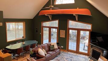 Smart TV, fireplace, DVD player, books