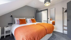 Una camera da letto moderna con un letto grande, un comodino, uno specchio e un armadio.