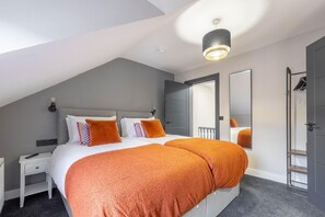 3 bedrooms, desk, iron/ironing board, travel crib