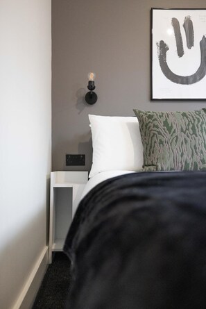 2 chambres, bureau, fer et planche à repasser, lit de bébé portatif