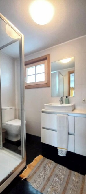 Douche, sèche-cheveux, serviettes fournies, savon