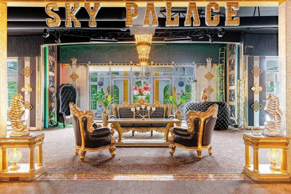 Pike Market Millionaire's Oasis: 3-Bedroom Seattle Sky Palace