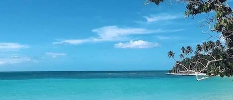 Espreguiçadeiras, toalhas de praia