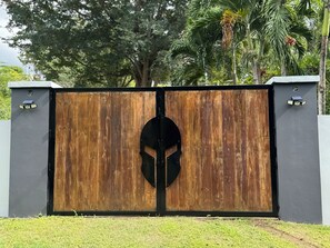 المنطقة المحيطة بالمنشأة