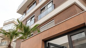 Un edificio moderno con un letrero que dice "boutique demircikara".