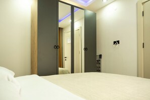 1 bedroom, desk, iron/ironing board, WiFi